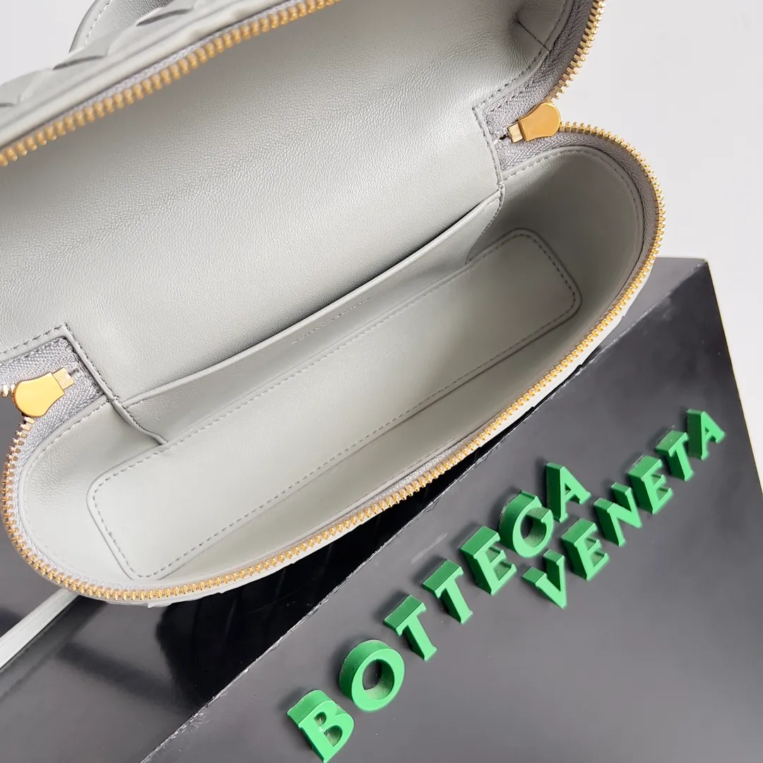 Batch 1360 Bottega Veneta 24 spring and summer woven zipper crossbody bag. A crossbody bag that can be used as a cosmetic bag. The exquisite weaving and compact body are an indispensable accessory for the upcoming summer. The double zipper also better protects the bag. It has a large capacity. If you like it, don’t miss it. Style number: 789109 Size: 22*12.5*5cm